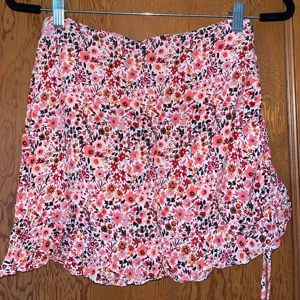Multicolored pink floral mini skirt with side ruching